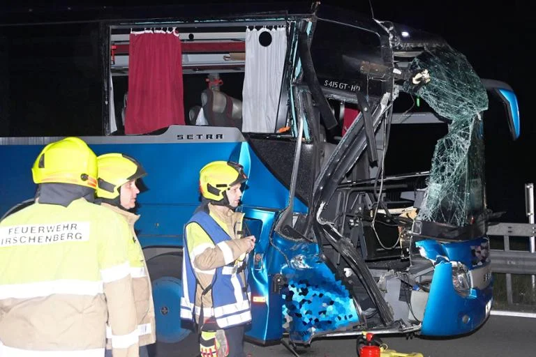 Acidentes entre ônibus do Kosovo e caminhão, mídia alemã publicar visualizações de cena