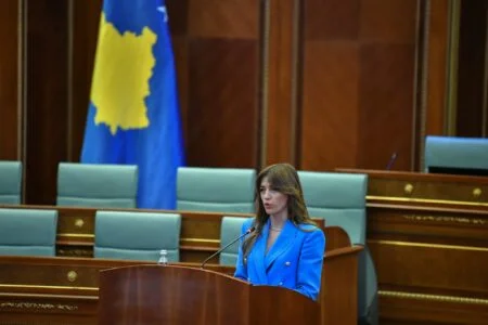 Legea constituţională: deputaţii se adună astăzi, numele Albulen Hadziu poate fi propus doar de trei ori