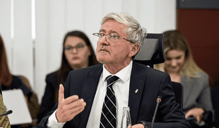 Malushaj: We hebben te maken met KED's in plaats van rond te lopen als parlementsleden op stranden.