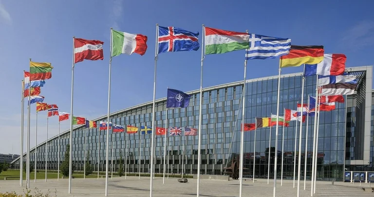 NATO 's forsvarschefer mødes i morgen