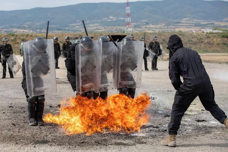 Λετονική, Ουγγρική KFOR με κοινή εκπαίδευση κατά των επιθέσεων πυρκαγιάς, πλήθος
