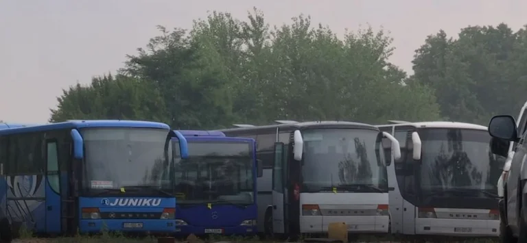 Twee kinderen verdacht van het breken van ramen naar 11 bussen in Yunik