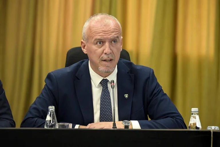 Fra VVU 's at finde den konstitutionelle lov igen, Qorroll: Indtrådte Landsted