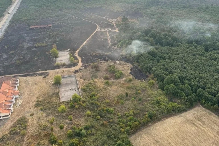 KFOR ajuda a acabar com os incêndios em Gjakova