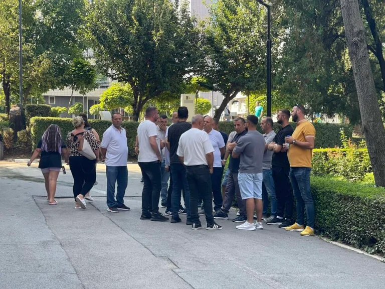 Pristina gemeente laat Podujevo bussen bij Llap Moskee, vervoerders protesteren