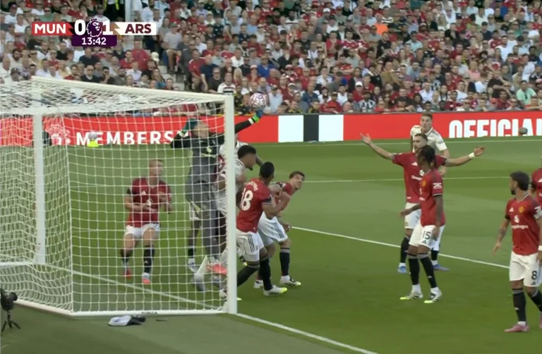 GOOL! Arsenal passa para a vantagem da alça em Man United