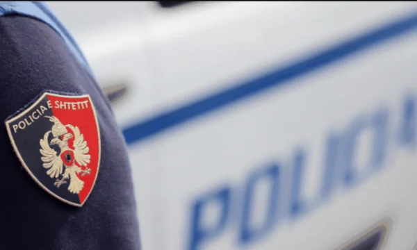 Arnavut polis Çek turistini kurtarır, Oara'da mahsur