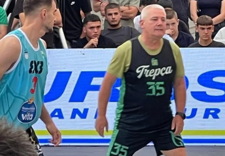 Svechla próbuje grać