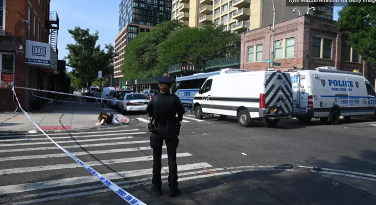 Tre dræbte og ni sårede i et massivt våbenangreb på en klub i Brooklyn