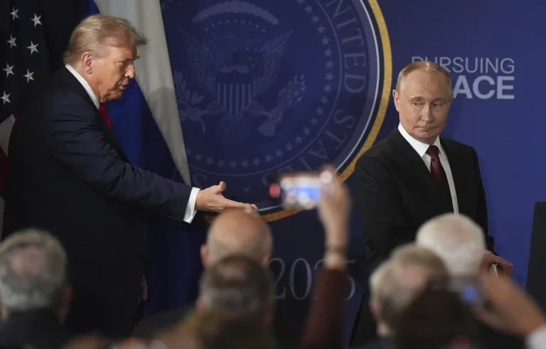 Documentele găsite la un hotel din Alaska dezvăluie detaliile summitului Trump-Putin