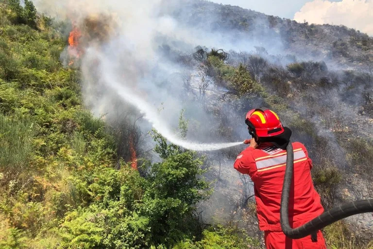 Brandsituationen i Albanien: 34 registrerede centre på 24 timer, 27 er forsvundet