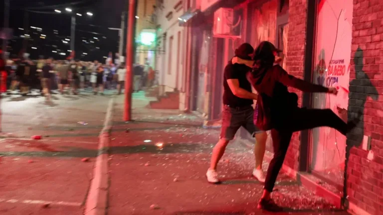 Protestatarii sârbi au incendiat birourile partidului Vuciqi