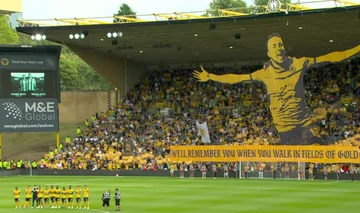 Spannendes Wetter im Wolves Stadium, Fans zeigen ein Banner für Diogo Jotan