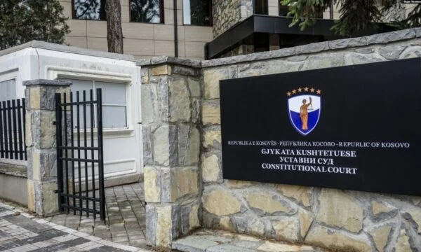 De ce Constituţia nu face publică judecata deplină asupra Adunării?