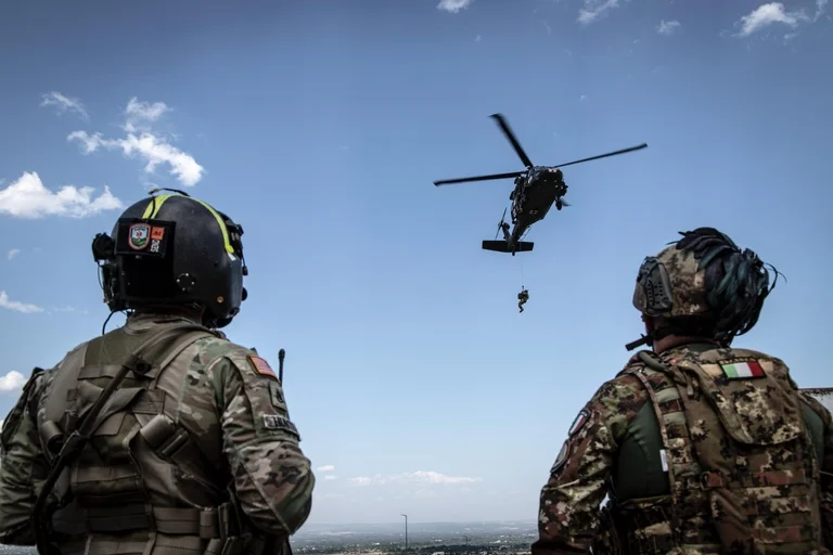 KFOR holder uddannelse til medicinsk evakuering i Pec ved Black Hawk helikopter