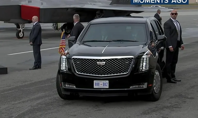Trump inviterer Putin til at rejse sammen til limousine. Samtalerne starter i lufthavnen.