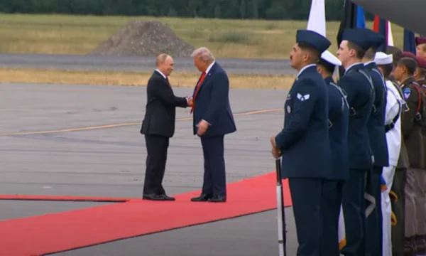 Historisk møde finder sted, Trump og Putin ryste hænder