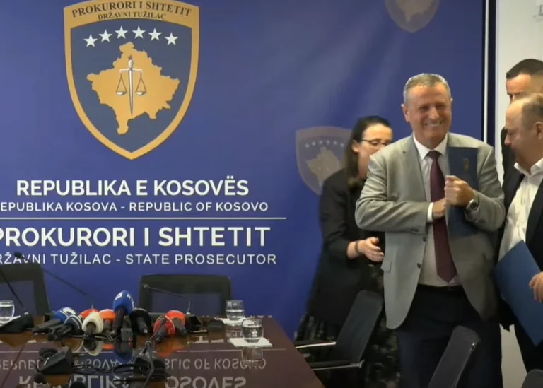 Venter du stadig på, at Kurt kommer til interviewet? Chefanklager Isufaj svarer med et smil