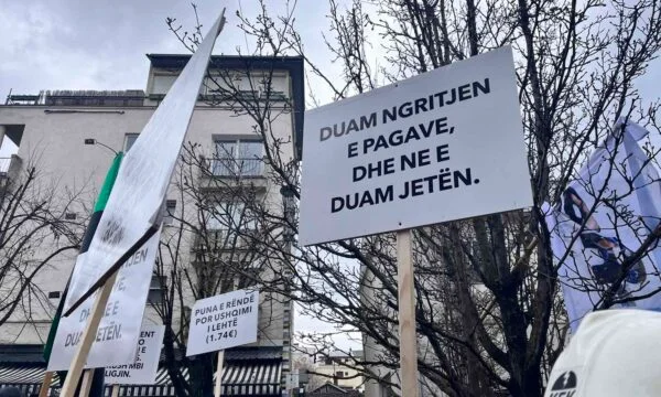 Протесты профсоюзов KEK перед офисом COST