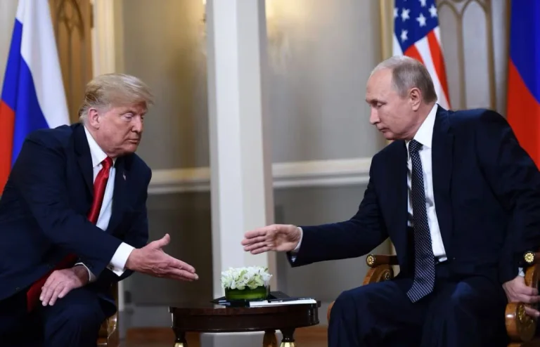 Det Hvide Hus bekræfter: Trump og Putin mødes ansigt til ansigt før pressekonferencen
