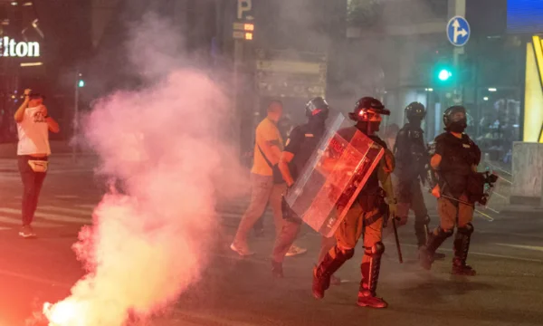 Reuters Sırbistan'da çatışmaların görüntüleri yayınlar: Yükselen protestolar Vuciqi'nin popülerliğini sardı