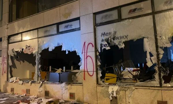 Според съобщенията офисите на партията "Вучик" са напълно разсекретени