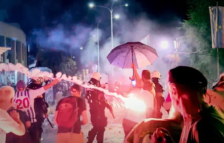 Unii au fost răniţi de violenţă în Serbia, suporterii accidentelor, oponenţii Vuciqi