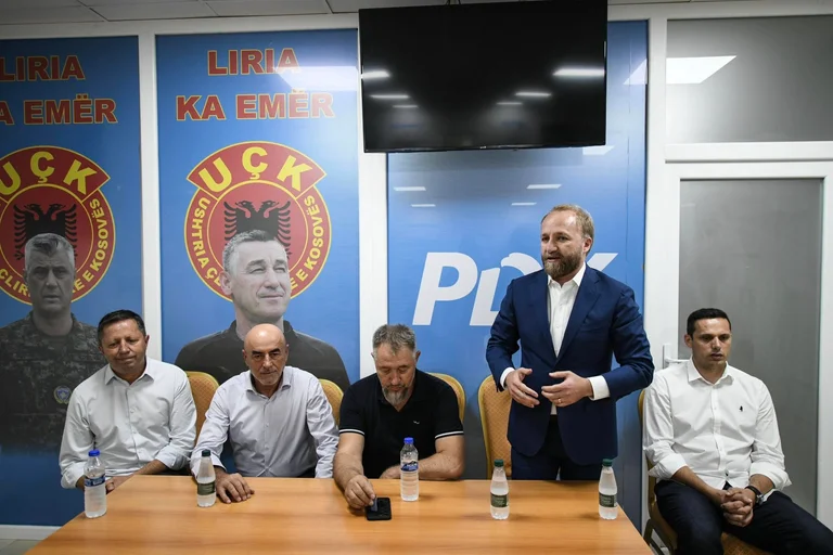 “Ideal” Skenderaj'daki PDK ile birleşme resmi olarak yapılır, Sami Lushtaku'nun Nured bir ortak haline gelir