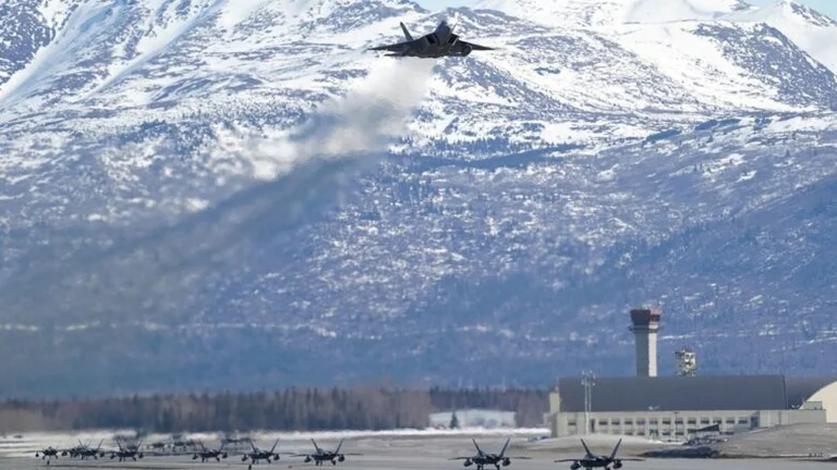 Une vaste base militaire où Trump accueillera Poutine pour des pourparlers