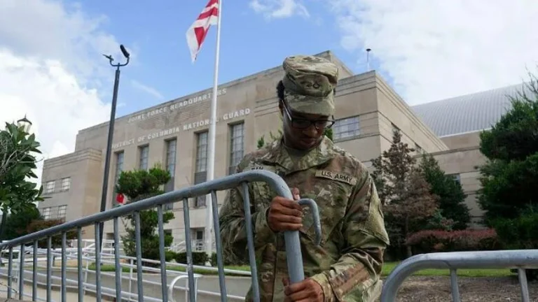 Des troupes de la Garde nationale apparaissent à Washington DC