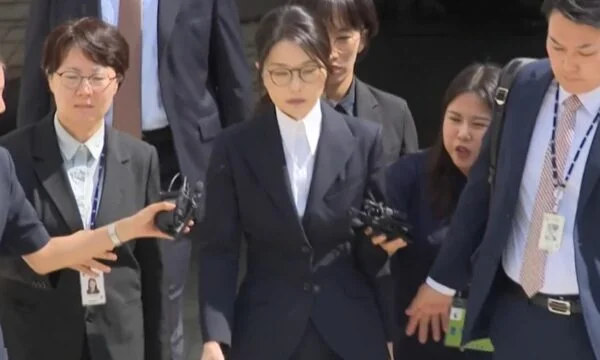 元韓国の女性のArrested、受け入れられた2つの袋およびブリバリーとしてダイヤモンドのネックレス
