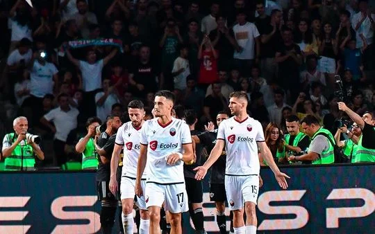 “effondrement” à Bakou, éliminé par les Champions