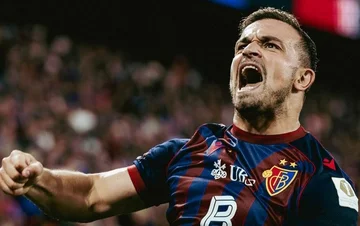 Gerdan Shaqiri lehrt Gegner zu spielen von Champions
