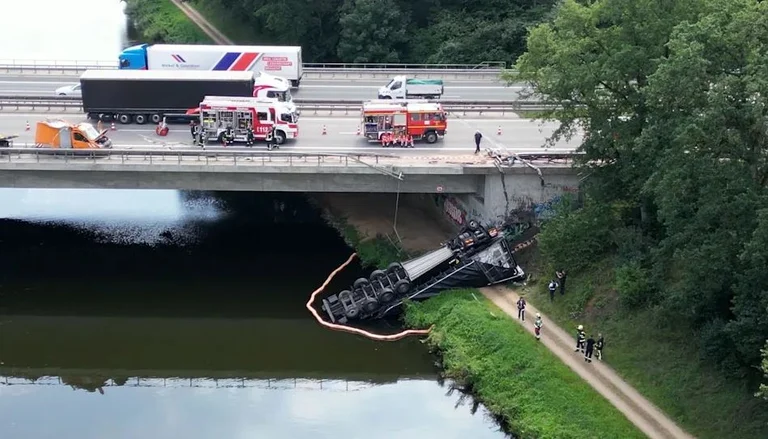 Allemagne: Le camion tombe dans la rivière depuis le pont routier