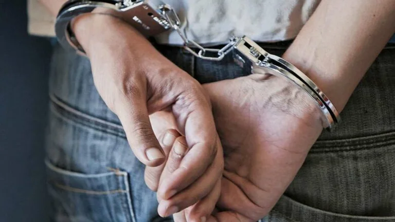 Arrêté par une personne à Suhareka, a forcé la victime à payer une dette de 21 000 euros à des jeux illégaux