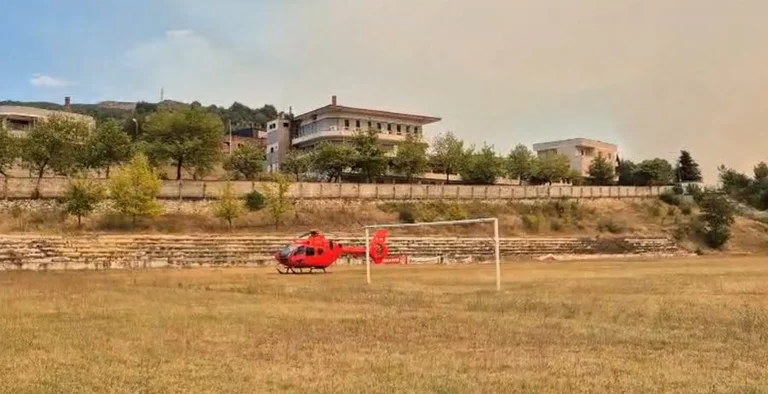 Civil Emergency Choppers Land au stade Gramshi, en attendant les blessés