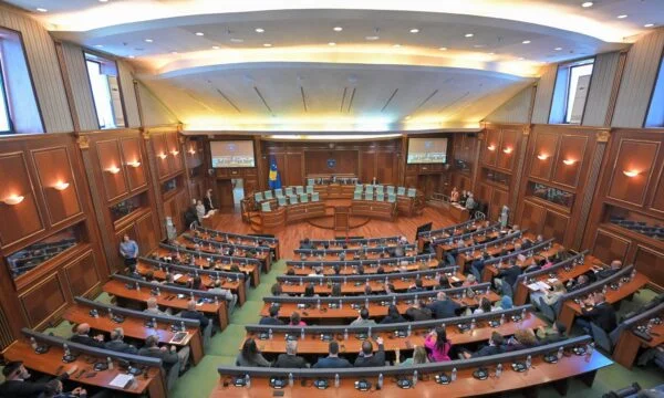 Kuvendi mbetet në krizë, partitë s’arriën të gjejnë kompromis