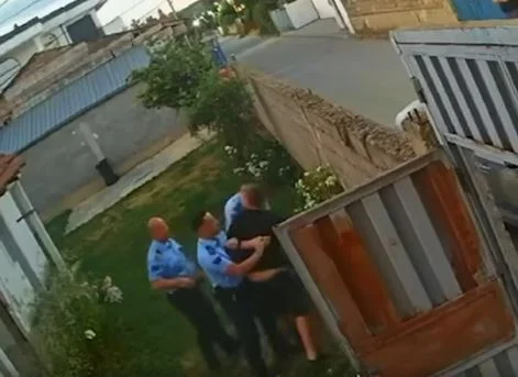 Aktakuse contre les trois policiers qui ont attaqué l'homme à Kline