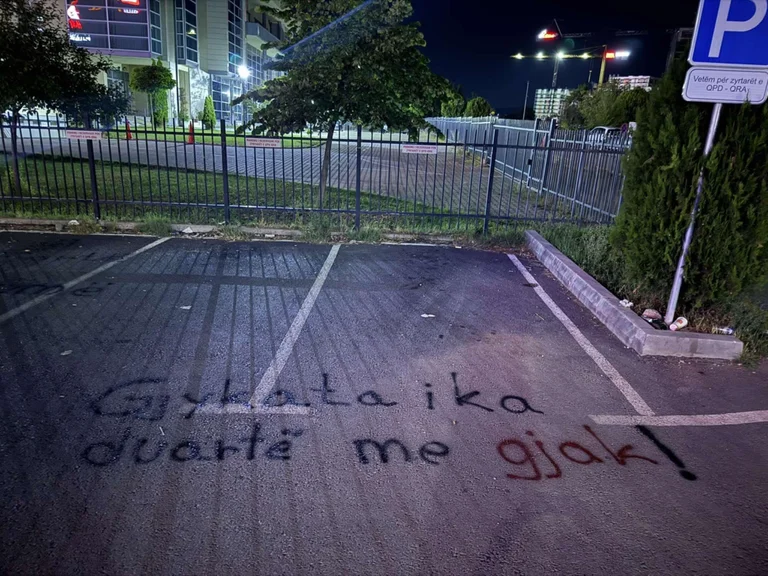 Revolution in Gjilan following triple murder citizens cover court walls with inscriptions