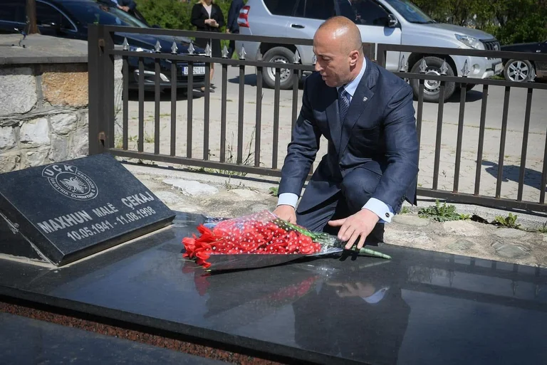 Haradinaj erinnert Märtyrer des Befreiungskriegs in der zweiten Augustwoche 1998 an