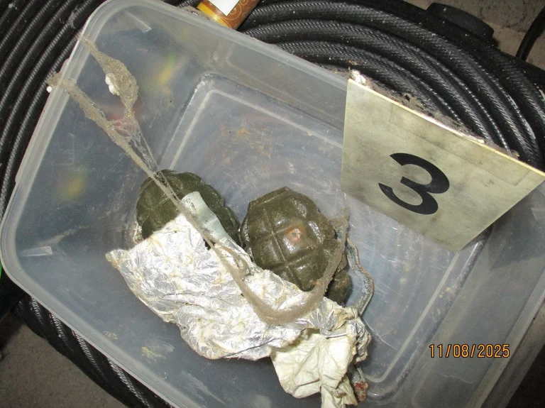 La police saisit des armes sur deux affaires distinctes à Malisheva, Rahovec Gjakova