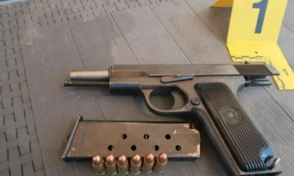 Un uomo di 48 anni è stato arrestato a Sqaheraj Pola, dopo una lotta in un bar