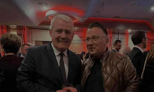 Svechla spricht von dem Mord in Gjilan, schuldet das Justizsystem, während Skee sagt kein Wort über das Foto mit dem Mord Verdächtigen
