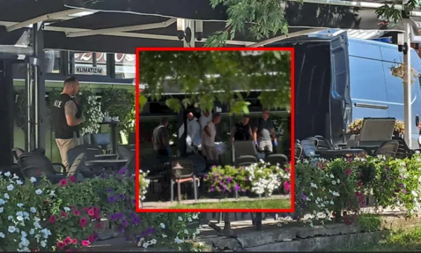 Der Körper eines der von der Bar in Gjilan getöteten Menschen