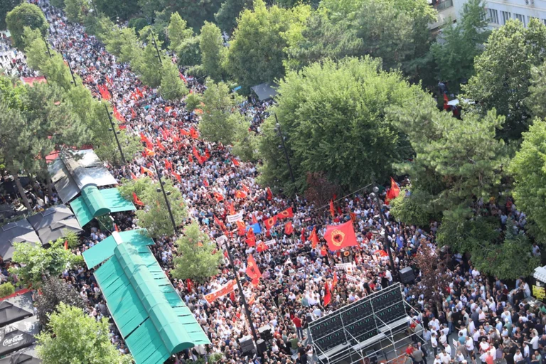 Un nuovo video mostra la massa della protesta di ieri