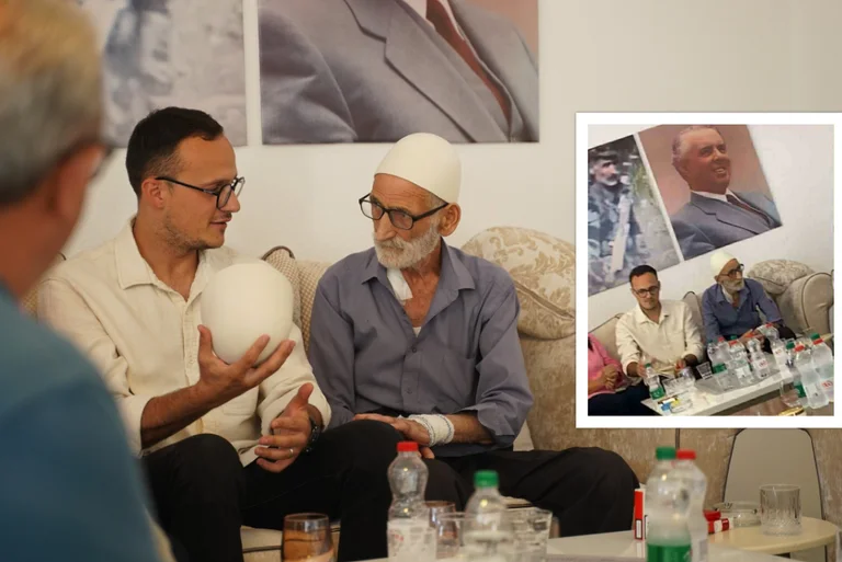 Le maire de Gjilan décore un patriote qui aime Enver Hoxha, mais coupe des photos sur Facebook