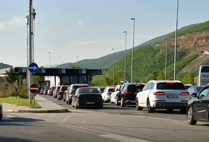 Attendere fino a un'ora per le entrate del Kosovo