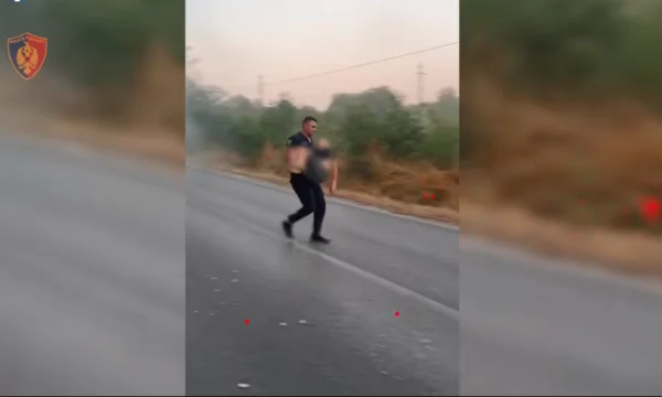 Le policier albanais Kladi Mustaj sauve des personnes audacieuses sur la rue Levan-Fier, honoré par l'État