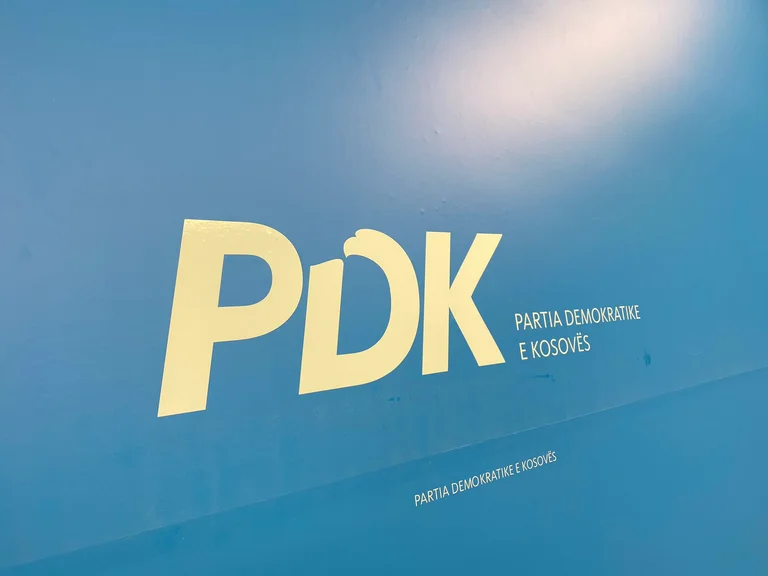 Le PDK à Pec annonce la candidature d'Arta Nallban à la présidence :
