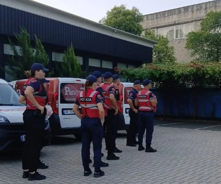 La polizia chiude la grande televisione albanese